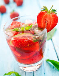 Cocktail Mojito Fraise Pour 2 Personnes Recettes Elle A Table Recette En 2020 Menthe Sangria A La Fraise Mojito Fraise