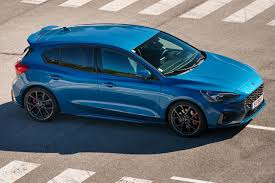 The focus is available as a sedan and for extra money as a hatchback. Intensiv Test Ford Focus St 2 3 Ecoboost Im Bann Der Zentrifuge