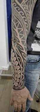 Se caractérisant par des éléments répétitifs. Tatouage Polynesien Tatouage Maori Tatoage Tribal Tattoo Studio Orleans