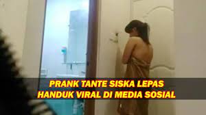Pojok virals 112.460 views2 months ago. Download Viral Aksi Prank Seorang Wanita Yang Membuka Handuknya Saat Ojol Antar Makanan Mp3 Mp4 3gp Flv Download Lagu Mp3 Gratis