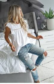 Comment Porter Un Jean Destroy Avec Style Comment Porter Un Jean Destroy Dans Cet Article Decouvrez Toutes Les Idees De Ten Fashion Cute Outfits Women