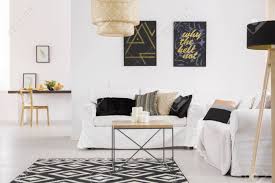 Helfen dabei, den schwung eines bestimmten lebens zu betonen raum, daher die notwendigkeit, nur die beste qualität zu wählen. Bequemes Weisses Sofa Im Geraumigen Wohnzimmer Im Skandinavischen Stil Lizenzfreie Fotos Bilder Und Stock Fotografie Image 77005893