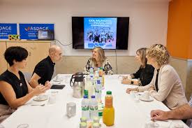 La alcaldesa de Pamplona mantiene un encuentro con profesionales de ASPACE  NAVARRA y familiares de niños y niñas con parálisis cerebral