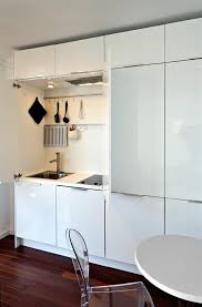 La Cuisine Est Totalement Cachee Dans Un Meuble Decoration Interieure Maison Moderne Cuisine Cachee Cuisine Moderne Blanche