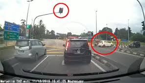 Gara elak motosikal pergi langgar kereta sebelah. Video Kalaulah Kamu Bersabar Pemandu Langgar Lampu Merah Menyebabkan Penunggang Motosikal Kemalangan Citer Member