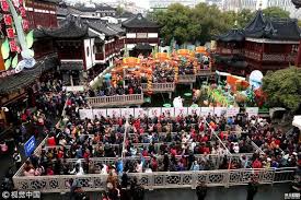 Crowded Bridge Teahouse And Shops In The Ming Dynasty Yu Garden Shopping Plaza In Shanghai Cbd During Chinese Chinese New Year Holiday Tea House Ming Dynasty
