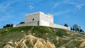 El escudo que aparece sobre el arco apuntado de la puerta principal pertenece a la familia rojas y permite fechar el recinto a mediados del siglo xiv. Castillo De Monzon De Campos En Palencia Espana Fotos Retratos Imagenes Y Fotografia De Archivo Libres De Derecho Image 75633792