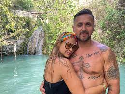 Dundika a menyasszonyi ruhája fölött most még egy köntöst visel, annyi azonban már így is látszik, hogy egy igazán szexi darabot választott a . Majoros Hajnalka Facebook