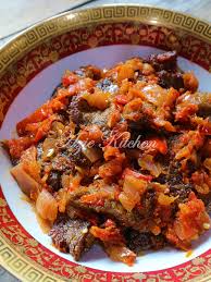 Bahan, 1/4 daging sapi bagian dalam iris tipis2, bumbu ungkep, 4 siung bawang putih, 1 siung jahe, 1 siung lengkuas, 5 gula jawa, 1 sendok makan gula pasir, sedikit garam, secukupnya lada, ketumbar, 3 daun jeruk, sedikit pala, sedikit royco sapi, sedikit air, bumbu lumuran. Daging Dendeng Berlada Azie Kitchen