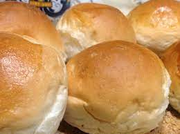 La nostra rubrica in quarantena #bimbieforchette continua e ci siamo lanciate nella preparazione del pane con il lievito madre che abbiamo creato un mesetto fa oramai il nostro lievito va alla grande ed ogni giorno sforniamo un pane diverso. Panini Morbidi Al Latte Con Lievito Madre Liquido