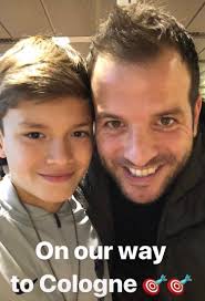 1 203 546 tykkäystä · 11 680 puhuu tästä. Auf Dem Weg Zur Darts Wm Van Der Vaart Nimmt Sohn Damian Mit