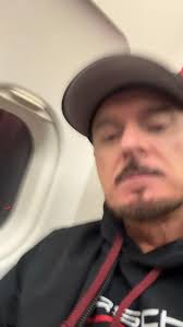 En tant que pilote On pense toujours que le plus dangereux, c’est de foncer  dans un mur sans casque…, Mais non. Le vrai danger? Une réaction allergique  en plein vol sans ton @epipenca. ✈️💥, Reste ...