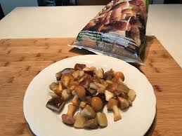 Soffriggete aglio e cipolla con l'olio d'oliva, i funghi angolani, i loengos e la menta. Faraona Con Funghi Misti E Porcini Una Vera Delizia
