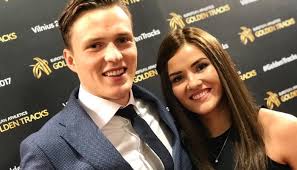 Karsten warholm (born 28 february 1996) is a norwegian athlete who competes in the sprints and hurdles. Warholm Om Kreftsjokket