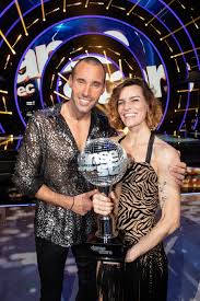 Danse avec les stars (dals) is the french version of british tv show strictly come dancing, first broadcast on tf1 on february 12, 2011, the participants having been selected in november 2010. Danse Avec Les Stars Le Gagnant De La Saison 10 Est Elle