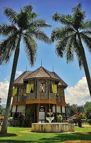 Dalam seni bina rumah melayu tradisional juga, kebanyakan daripada bilik tidur kaum wanita terletak di bahagian belakang yang berhampiran dengan ruangan dapur. Rumah Melayu Wikiwand