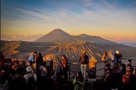 Dari puncak gunung penanjakan anda dapat menikmati matahari terbit (sunrise) dan hamparan lautan pasir luas dan pemandangan latar belakang yang. Wisata Gunung Bromo Jawa Timur Yang Indah Tiada Duanya