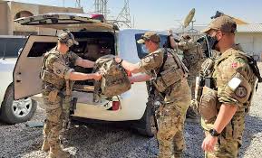 Ministeren forlod basen igen mandag morgen, få timer inden, at den kom under angreb. Forsvarsministeren Besoger Danske Soldater Og Nato S Mission I Irak