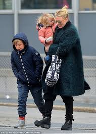 Join the 958 people who've already reviewed daily mail. Cate Blanchett Gets Back To Mom Duty With Her Kids In Nyc Dailymail 50er
