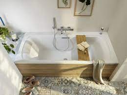 Belle baignoire en blanc posée en diagonale. Une Baignoire Dans Une Petite Salle De Bains C Est Possible