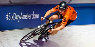 ** rolstoelplaats het is goed mogelijk de europese kampioenschappen baanwielrennen in omnisport apeldoorn te bezoeken voor mensen in een rolstoel. Nils Van T Hoenderdaal Wil Keihard Knallen
