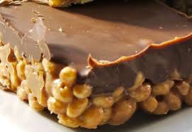 Si prepara in pochissimi minuti, semplicemente si sciolgono in padella burro e mars, si uniscono i kellogg's rice krispies, infine si versa in teglia e subito a rassodare in frigo! La Torta Mars Morbida E Fatta Col Riso Soffiato