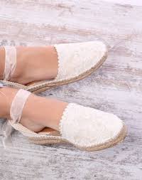 The company manufactures and sells footwear. Pin En Alpargatas Novia