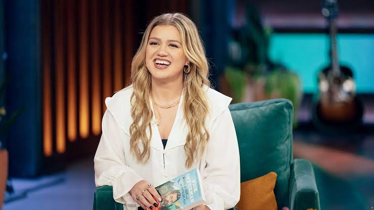Kelly Clarkson Says She Left 'The Voice' Because She Was 'Struggling' and  Faking a Smile | Entertainment Tonight