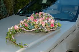 Blumen Flowers Autoschmuck Hochzeit Hochzeitsauto In 2020 Hochzeitsauto Hochzeit Blumen