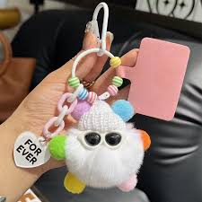 GANTUNGAN KUNCI TAS BONEKA KARAKTER KARTUN LUCU BULU HALUS TEBAL HIASAN  AKSESORIS HP Gantungan kunci tas boneka ini terbuat dari bahan lembut  berkualitas tinggi yang nyaman disentuh dan tahan lama. Dengan desain