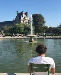 Paris Jardin Des Tuileries Les Belles Journees D Ete Aux Tuileries Pour Flaner Et Prendre Un Bain De So Jardin Des Tuileries Prendre Un Bain Vacances