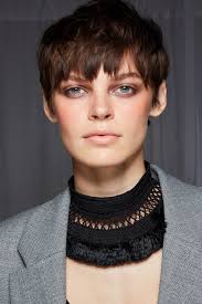 È ideale per chi ha i capelli spessi e un bob. Capelli Con Frangia 2022 I Tagli Di Capelli Medi Lunghi E Corti Con Frangia A Tendina Per Capelli Ricci E Molti Altri Tipi Adatti Alla Forma Del Viso Vogue Italia