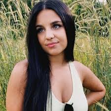 Kari Truitt's Instagram, Twitter & Facebook