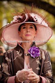 Charleston Sc April 3 Archie Burkel L Leads The Charleston Hat Ladies Society Annual Easter Hat P Summer Hats For Women Easter Hats For Women Summer Hats