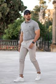 Smart Casual Manneroutfit Mit Knochellanger Chino Und Polohemd Manner Outfit Outfit Mannerkleidung