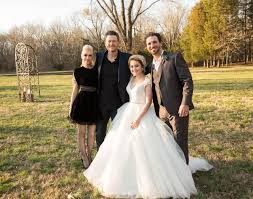 Exclusive Inside Raelynn S Whimsical Wedding See The First Kiss And Photo Booth Fun With Blake Shelton And G Gwen Stefani And Blake Gwen And Blake Blake Shelton And Gwen