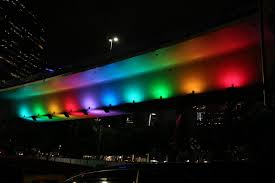 Australian Embassy - Jakarta, Indonesia - Siapa yang sudah melihat lampu warna-warni seperti pelangi yang super keren di bawah jalan layang baru Simpang Susun Semanggi di Jakarta? Ini adalah hasil karya perusahaan