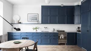 dramatisch en neutraal tegelijkertijd is navy blauw de trendkleur in de keuken van 2019 roomed keuken keuken interieur moderne keukens