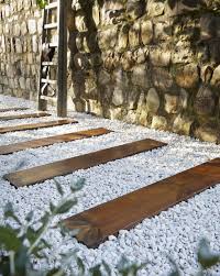 Des Traverses En Bois Pour Construire Une Allee Traverse Bois Traverses Jardin Jardins