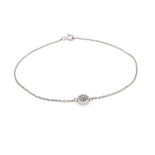 Ce bracelet en or blanc 18 carats est agrémenté d'un superbe cœur sacré, symbole de l'amour inconditionnel et d'une gracieuse ganse, tous deux décorés de rangées de diamants. Bracelet Femme Carador Cercle Diamants 0 03 Cts Et Or Blanc 750 000