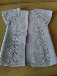 Yakadan Baslama Haraso Olarak Orulen Ajurlu Renkli Boncuk Suslemeli Kolay Cocuk Yelegi Yapimi 2 3 Yas Orgu Baby Knitting Patterns Bebek Yelek Bebek Esarp