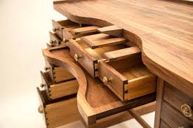 Astfel, a ajuns sa realizeze casute din lemn, obiecte decorative sau sa renoveze case vechi, facand o activitate care se afla practic la granita dintre arta si tamplarie. De La ProducÈie De Film La Mobilier Unicat Povestea Din Spatele Atelierului Iplan Furniture Fabrika De Case