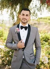 Un costume mariage homme bleu pastel de trois pièces rehaussé d'une cravate bleu foncé à rayures. 1001 Modeles Tendances Pour Mieux Choisir Son Costume Marie En 2018 Costume Marie Costume Mariage Costume Gris Mariage