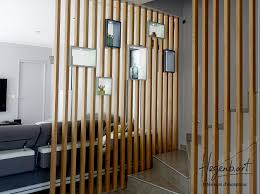 Un Claustra Original En Guise De Garde Corps D Escalier Avec Niches Laquees Et Colorees Une Idee Decora Claustra Claustra Bois Interieur Escalier Contemporain