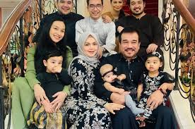 Siti nurhaliza (world music singer) was born on the 11th of january, 1979. Pantas Siti Nurhaliza Belanja Berjam Jam Tanpa Lihat Harga Ternyata Suaminya Bukan Orang Sembarangan Semua Halaman Pop Grid Id