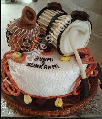 4 cups for the top tier, 7 to 8 cups for the middle tier, and 12 cups for the bottom tier. Round Wedding Cakes Traditional Wedding Cake Traditional Wedding Cakes Rustic Cake Toppers