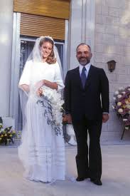 Unique Celebrity Wedding Dresses From Gwen Stefani To Elizabeth Taylor Royal Wedding Gowns Celebrity Dresses Wedding Dresses