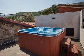 Casas rurales muy grandes, casas rurales para grandes familias, grupos familiares con niños, grupos de amig@s, empresas, reuniones, celebraciones. Avila Navaluenga Casa Con Jacuzzi En Avila Casa Rural El Mirador De La Fortaleza Casona De Piedra Piscinas Jacuzzi Y Jacuzzi Hidromasaje
