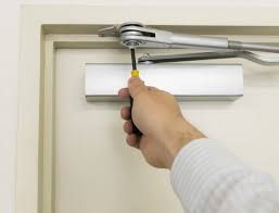 The pneumatic door closers are more commonly used in homes unlike the big, commercial hydraulic closers we see everywhere in schools and malls. Commercial Door Maintenance March Maintenance The Flying Locksmiths