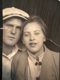 What is the significance of the 1919 photo of the two sisters in Listie, PA?